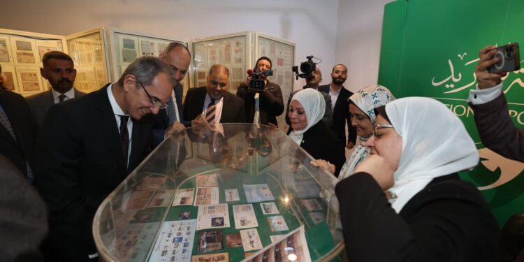 وزير الاتصالات يدشن طابع بريد تذكارى بمناسبة مرور 160 عامًا على إصدار أول طابع مصرى