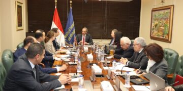 وزير الاتصالات يبحث مع السفير البريطاني تعزيز الاستثمارات فى مجالات التعهيد وتكنولوجيا المعلومات