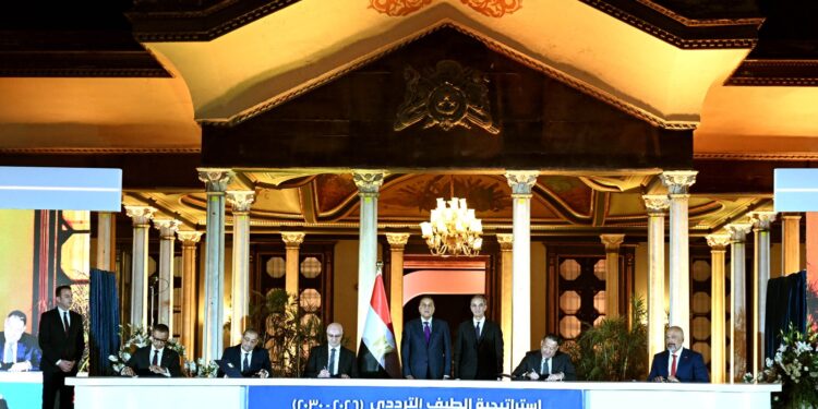 وزارة الاتصالات: إتاحة 410 ميجاهرتز جديدة لشركات المحمول بقيمة 3.5 مليار دولارذ