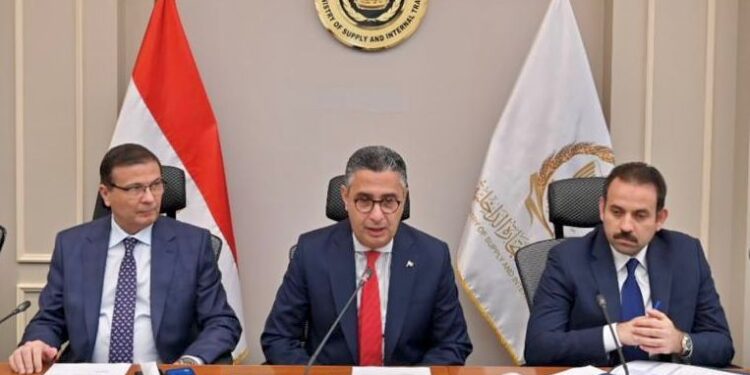   اتفاق ثلاثي لطرح الدواجن المجمدة بالمنافذ قبل رمضان لتعزيز المعروض وضبط الأسواق