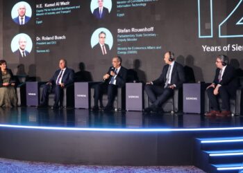 وزير الاتصالات: 6 مليارات دولار استثمارات تطوير الإنترنت والمحمول