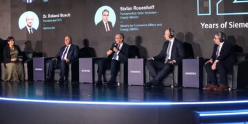 وزير الاتصالات: 6 مليارات دولار استثمارات تطوير الإنترنت والمحمول