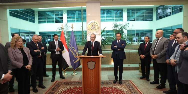 في مشهد يعكس عمق التقاليد المؤسسية الراسخة داخل وزارة الاتصالات.. «هندي» يبحث مع «طلعت» استكمال إستراتيجية مصر الرقمية