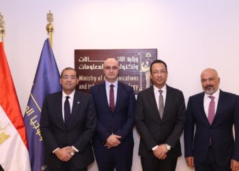 وزارة الاتصالات: توقيع اتفاقيات تجارية بين «المصرية للاتصالات» و«إي آند مصر» وجهاز الاتصالات لتنمية الاستثمارات وتحسين جودة خدمات المحمول