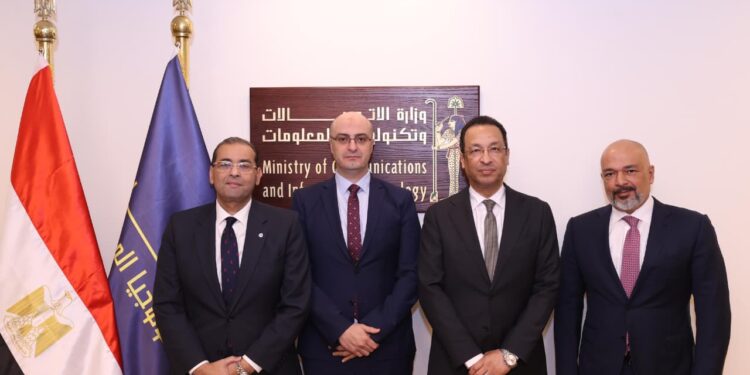 وزارة الاتصالات: توقيع اتفاقيات تجارية بين «المصرية للاتصالات» و«إي آند مصر» وجهاز الاتصالات لتنمية الاستثمارات وتحسين جودة خدمات المحمول