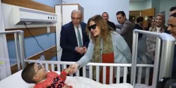 سفير تركيا بالقاهرة والفنانة يسرا يزوران مستشفى الناس الخيري لدعم المرضى