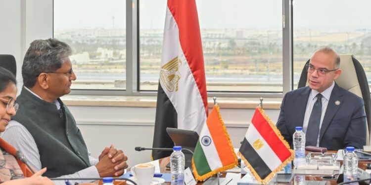 وزير الاستثمار وسفير الهند بمصر يبحثان سبل تعزيز العلاقات الاقتصادية والتجارية بين البلدين