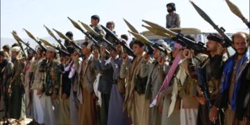 في الحرب الأمريكية على إيران: لماذا يقف الحوثي على “الحياد” متخليًا عن مبدأ “الإسناد”؟ 