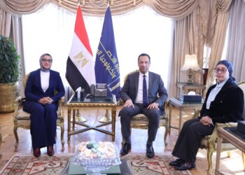 وزير الاتصالات يبحث مع محافظ الوادى الجديد مشروعات تطوير البنية التحتية لرفع كفاءة شبكات المحمول والإنترنت