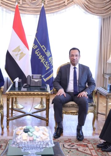 وزير الاتصالات يبحث مع محافظ الوادى الجديد مشروعات تطوير البنية التحتية لرفع كفاءة شبكات المحمول والإنترنت