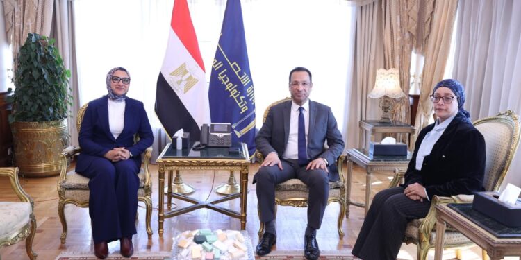 وزير الاتصالات يبحث مع محافظ الوادى الجديد مشروعات تطوير البنية التحتية لرفع كفاءة شبكات المحمول والإنترنت