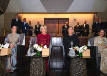 أميرات المملكة المغربية وزوجة الرئيس الفرنسي يشهدن العرض الافتتاحي للمسرح الملكي في الرباط