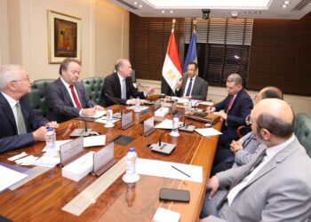 وزير الاتصالات يبحث خطط شركة HMD لتصدير هواتف نوكيا من مصر