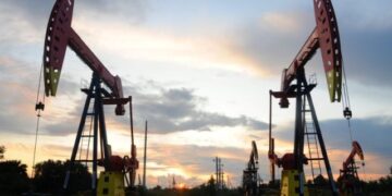 توقعات حركة أسعار النفط العالمي في الربع الثاني من 2026: ارتفاع مؤقت مدعوم بالمخاطر الجيوسياسية أم انهيار متوقع