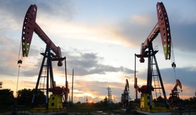 توقعات حركة أسعار النفط العالمي في الربع الثاني من 2026: ارتفاع مؤقت مدعوم بالمخاطر الجيوسياسية أم انهيار متوقع