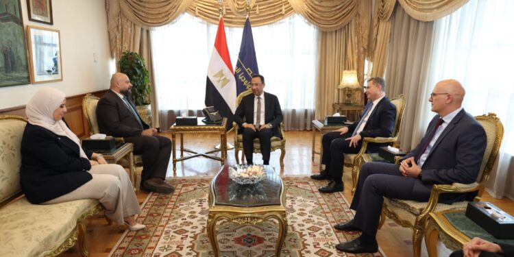 الاتصالات: البنية التحتية المتطورة وبيئة أعمال الجاذبة تعزز توسعات الشركات العالمية في مجال التعهيد بمصر