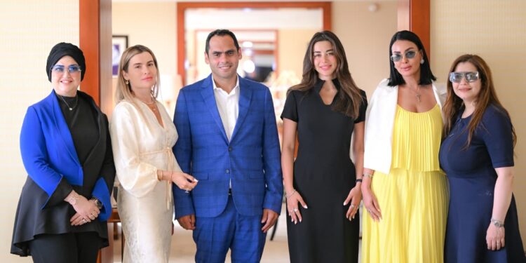 بالصور .. أيقونة الموضة العالمية آنا ستوكيرت تستعد لنقل تجربة الـ” رويال جينتلمنز دينر” بنسخته الملكية من مهرجان كان إلى قصر عابدين للمرة الأولى بالشرق الاوسط