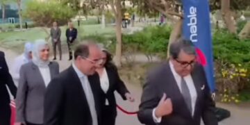 رئيس إي فاينانس يستقبل وزير المالية خلال افتتاح كول سنتر الضرائب العقارية