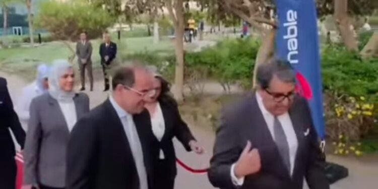 رئيس إي فاينانس يستقبل وزير المالية خلال افتتاح كول سنتر الضرائب العقارية