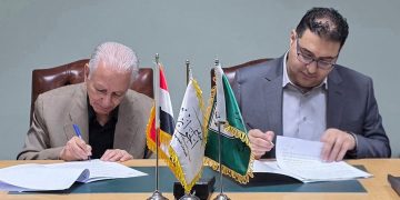 مركز الحوار ومركز استشارات وبحوث التنمية والتخطيط التكنولوجي بجامعة القاهرة يوقعان مذكرة تفاهم