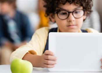 تنظيم الاتصالات: 3 أشهر مهلة لمنصات التواصل لتنفيذ ضوابط حماية الأطفال