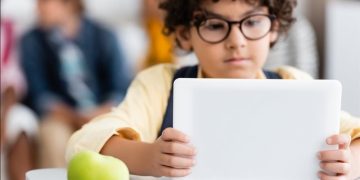 تنظيم الاتصالات: 3 أشهر مهلة لمنصات التواصل لتنفيذ ضوابط حماية الأطفال
