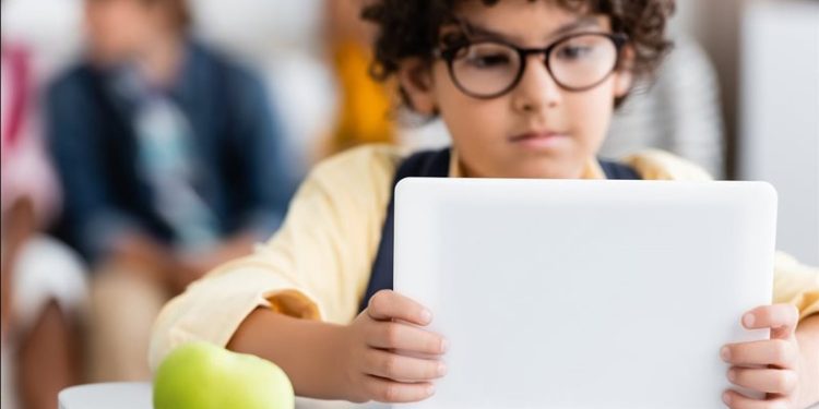 تنظيم الاتصالات: 3 أشهر مهلة لمنصات التواصل لتنفيذ ضوابط حماية الأطفال