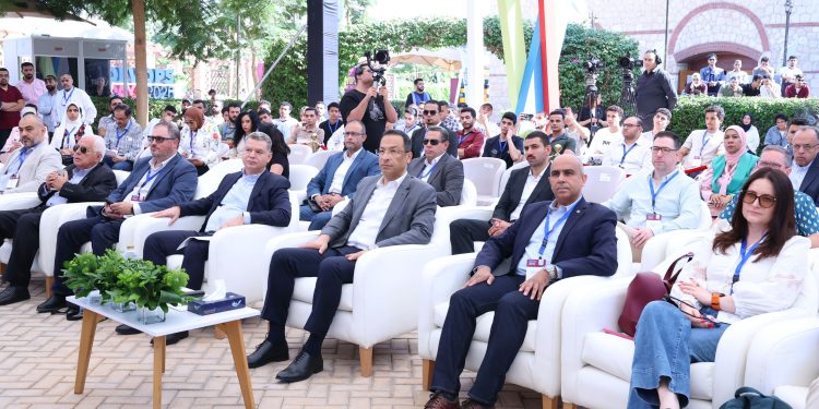 وزارة الاتصالات: 200 ألف متخصص مصري يعملون في مجال تصدير الخدمات الرقمية إلى مختلف دول العالم