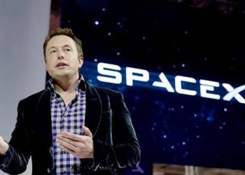 ماذا تفعل يا إيلون ماسك؟ .. SpaceX تستعد للاستحواذ على تراخيص طيف ترددي بـ 8 مليارات دولار