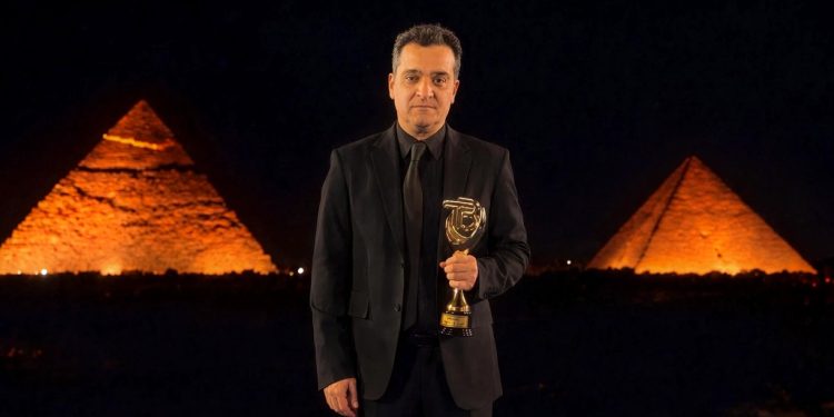 بالصور .. وليد الحريري يحصد جائزة أفضل مصمم إضاءة لعام 2026